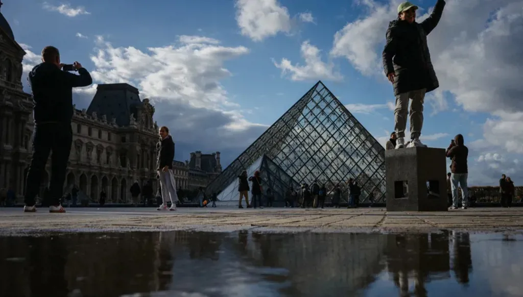 متحف اللوفر… أبرز تفاصيل السرقة بعد توجيه التهم للمشتبه بهم