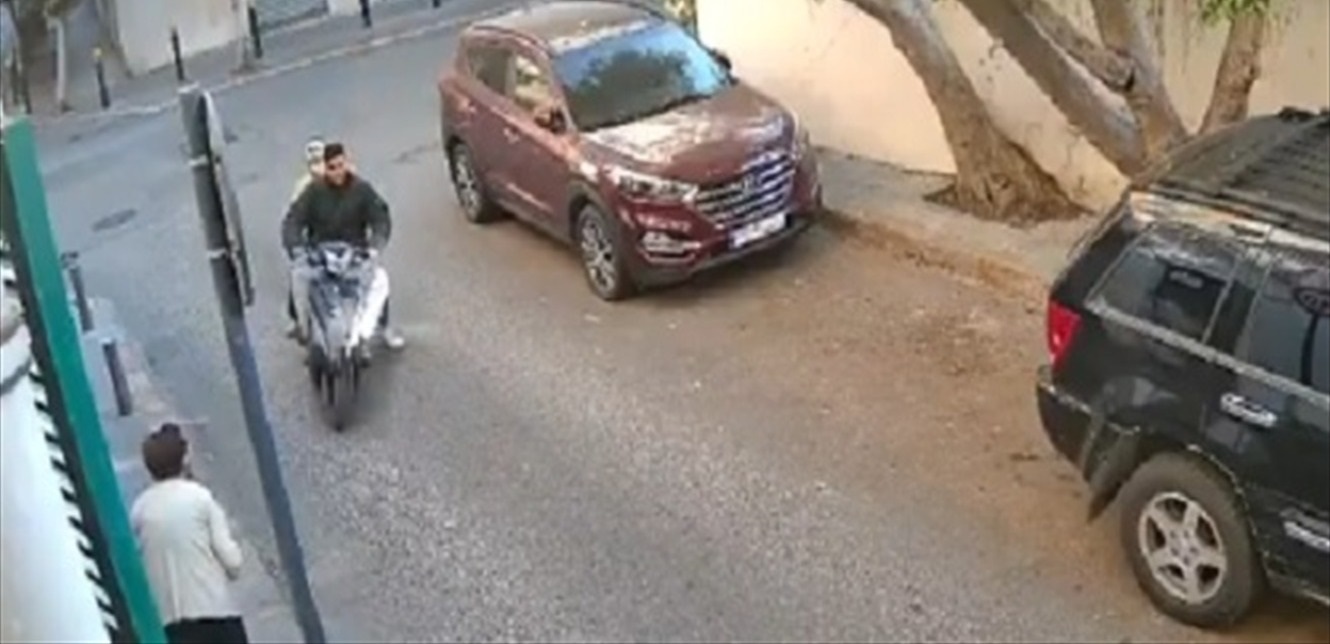 بالفيديو- في منطقة الأشرفية… شاهدوا ما فعله شخصان بسيّدة مسنّة