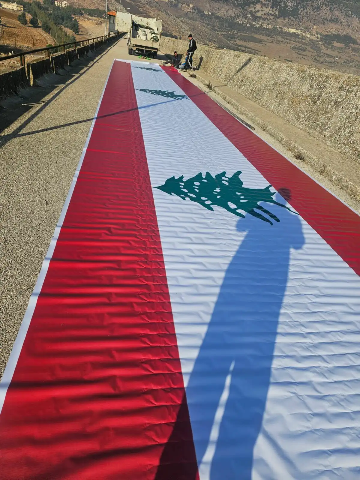 العلم اللبناني التحضير لرفع العلم اللبناني على واجهة سدّ القرعون