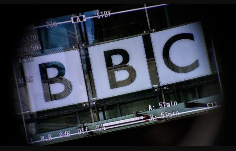 عاصفة في “بي بي سي”… إستقالة المدير العام ومسؤولة الأخبار بعد فضيحة تعديل خطاب لترامب