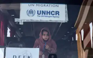 حافلة تقل لاجئين سوريين خلال رحلة عودتهم من لبنان