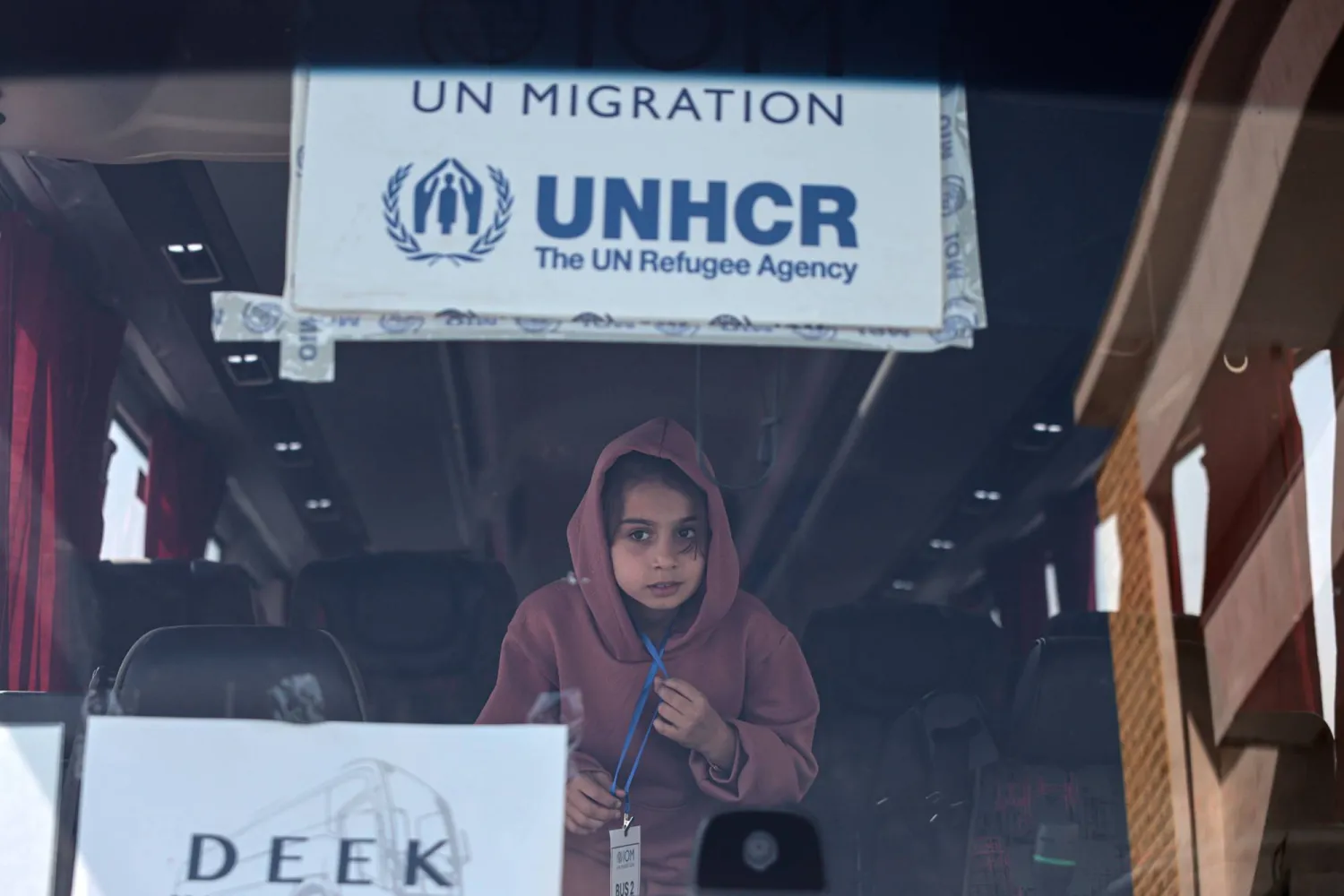 حافلة تقل لاجئين سوريين خلال رحلة عودتهم من لبنان