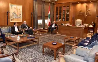 رئيس البرلمان اللبناني نبيه بري مستقبلاً وفداً من حزب الله