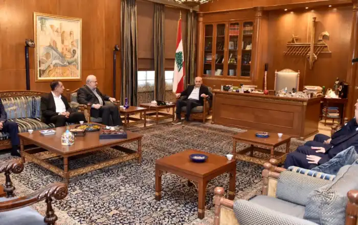 رئيس البرلمان اللبناني نبيه بري مستقبلاً وفداً من حزب الله