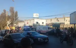 سيارات إسعاف في موقع غارة إسرائيلية على المدينة الصناعية في النبطية