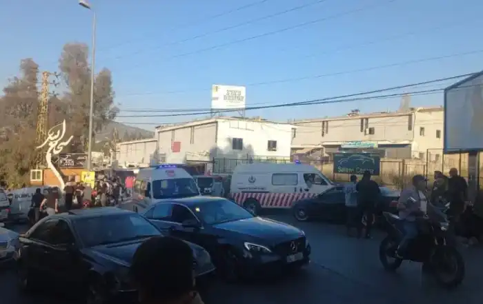 سيارات إسعاف في موقع غارة إسرائيلية على المدينة الصناعية في النبطية