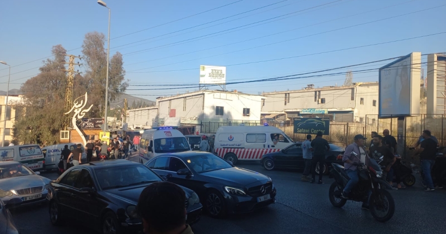 سيارات إسعاف في موقع غارة إسرائيلية على المدينة الصناعية في النبطية لبنان عالِق بين ميدانٍ «شديد الاشتعال» ودبلوماسيةٍ فائقة التعقيد