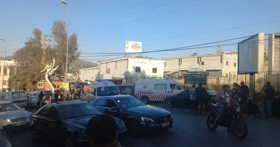 سيارات إسعاف في موقع غارة إسرائيلية على المدينة الصناعية في النبطية