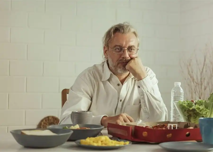 الوحدة على الطاولة… مخاطر لا تتوقّعها