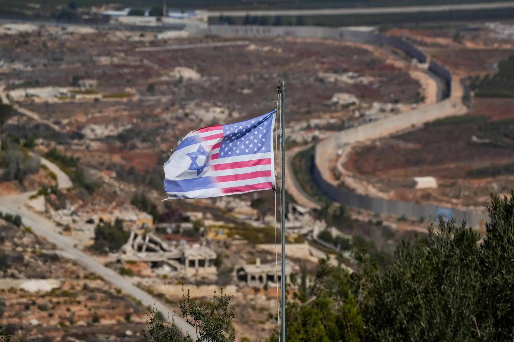 تتعامل القوى السياسية مع دعوة رئيس الجمهورية، العماد جوزيف عون، للتفاوض على أنه خيار أوحد يشكل تقدماً في الموقف اللبناني، لتحريك الاتصالات لإلزام إسرائيل بتطبيق اتفاق وقف الأعمال العدائية. وتؤكد مصادر مطلعة لـ«الشرق الأوسط» أن الرئيس عون لم يجدّد دعوته للتفاوض لو لم يلق تأييداً من «الثنائي الشيعي»، لا يقتصر على رئيس المجلس النيابي نبيه بري، وإنما ينسحب على «حزب الله»، وإن كان مضطراً من حين لآخر، لرفع سقفه السياسي بتكرار استعادته لقدراته الدفاعية، على حد قول أمينه العام، الشيخ نعيم قاسم، في خطابه الأخير الذي يحاكي فيه بيئته الحاضنة لتبديد ما لديها من هواجس وتساؤلات، بامتناعه عن الرد على الخروق والاعتداءات الإسرائيلية. فعون بدعوته للتفاوض يحظى بتأييد لا لبس فيه من «حزب الله»، وكل ما يقال بخلاف ذلك ليس في محله، كما يقول مصدر في «الثنائي الشيعي» لـ«الشرق الأوسط»، خصوصاً أن تواصله برئيس الجمهورية لم ينقطع، ويتولاه المستشار الرئاسي العميد المتقاعد أندريه رحال، الذي يلتقي أحياناً رئيس «كتلة الوفاء للمقاومة» النائب محمد رعد، أو من ينوب عنه في الفريق المكلف بتولي الحوار مع رئيس الجمهورية. الرئيس اللبناني جوزيف عون يتوسط رئيسَي الحكومة نواف سلام والبرلمان نبيه بري (أرشيفية - الرئاسة اللبنانية) الرئيس اللبناني جوزيف عون يتوسط رئيسَي الحكومة نواف سلام والبرلمان نبيه بري (أرشيفية - الرئاسة اللبنانية) ولفت المصدر إلى أن «الثنائي» يقف وراء عون في خياره التفاوضي. وقال إن بري على توافق معه بتطعيم لجنة الـ«ميكانيزم» بفنيين إذا اقتضت الضرورة وعند الحاجة، وهذا ما تداول فيه مع الموفدة الأميركية، مورغن أورتاغوس، على غرار ما حصل في المفاوضات غير المباشرة بين لبنان وإسرائيل، برعاية الوسيط الأميركي آموس هوكستين، وأدت لترسيم الحدود البحرية. ورأى مصدر سياسي أن لا خيار أمام «حزب الله» سوى التموضع تحت سقف دعوة عون للتفاوض. وأكد لـ«الشرق الأوسط» أن إسرائيل لم تجب عن دعوته، وأن لا مشكلة مع الحزب الذي كان أشاد، بلسان أمينه العام، بموقف الرؤساء الثلاثة، وبطلب عون من قيادة الجيش التصدي لمحاولات التوغل الإسرائيلي في المناطق المحررة. وقال إن لبنان يراهن على أن دعوة عون من شأنها أن تؤدي إلى تفعيل الدور الموكل للجنة الـ«ميكانيزم» من جهة، وإلى تحريك الوسائط الدولية والإقليمية ومنها المصرية لإلزام إسرائيل بالانخراط في المفاوضات من جهة أخرى، في ضوء الاستعداد الذي أبداه مدير المخابرات المصرية اللواء حسن رشاد في لقاءاته بالرؤساء الثلاثة. وأمل المصدر بتجاوب الحزب مع الأفكار التي تداول فيها مع أركان الدولة بموازاة تواصله مع المسؤولين الإسرائيليين ليكون في وسعه بأن يبني على الشيء مقتضاه، لما لمصر من دور إلى جانب الولايات المتحدة الأميركية في إنهاء الحرب في غزة بين حركة «حماس» وإسرائيل. وأكد المصدر السياسي أن الحزب باقٍ على تفويضه لبري الذي كان وراء التوصل، بوساطة أميركية، لاتفاق ترسيم الحدود البحرية، ولاحقاً لوقف النار في الجنوب، الذي تبنّته حكومة الرئيس نجيب ميقاتي، ولم تلتزم به إسرائيل. وقال إن دعوة عون لم تكن لبنانية فحسب، بل تحظى بتفهّم عربي ودولي، على أمل أن تلقى التأييد المطلوب من الولايات المتحدة التي تتريث بتحديد موقفها، وإن كان هناك في الإدارة الأميركية من يدعو لمفاوضات مباشرة. وكشف المصدر، نقلاً عن مسؤولين أميركيين، عن أن إسرائيل ما بعد هجوم «حماس» في السابع من أكتوبر (تشرين الأول) 2023 على المستوطنات الواقعة في غلاف غزة، غير ما كانت عليه قبل حصوله، وهي تتّبع استراتيجية دفاعية جديدة تتيح لها مسبقاً إحباط أي تهديد لأمنها لحظة بدء التحضير له؛ لئلا تفاجأ كما حصل في غزة. علم مختلط أميركي - إسرائيلي في الجانب الإسرائيلي من الحدود مع لبنان الأحد الماضي (رويترز) علم مختلط أميركي - إسرائيلي في الجانب الإسرائيلي من الحدود مع لبنان الأحد الماضي (رويترز) ونقل عن المسؤولين الأميركيين قولهم إن إسرائيل تربط التزامها بوقف النار بنزع سلاح «حزب الله»، بذريعة أنه هو من يخرقه بإصرار قيادته على استعادة قدراته العسكرية، وهو يواصل تهريبه السلاح من سوريا، وهذا ما تبلغته أورتاغوس من القيادة الإسرائيلية من دون أن تزودها بأدلة لتدعيم اتهامها للحزب، ولم يكن أمامها سوى إحاطة أركان الدولة بما سمعته في تل أبيب في هذا الخصوص. ورأى المصدر نفسه أن لا بد من قيام لبنان بمروحة من الاتصالات الدولية والإقليمية تأييداً لدعوة عون، على أن تتلازم مع تواضع قيادة «حزب الله» وإقلاعها عن اتباع سياسة الإنكار والمكابرة ووقوفها خلف الدعوة الرئاسية، خصوصاً أن الحزب أول من وافق على وقف النار وتعاون مع الجيش بإخلائه جنوب الليطاني، امتداداً إلى البلدات الواقعة في شماله وتطل عليه، وتجاوبه مع الخطة التي وضعتها قيادته وأقرها مجلس الوزراء، وتنص على احتواء السلاح ومنع حمله أو استخدامه. فالحزب يقف حالياً أمام استحقاق يتعلق باستكمال تطبيق حصرية السلاح، وهذا يتطلب من قيادته التكيّف بالتوجّه إلى بيئتها الحاضنة بخطاب تحاكي فيه الواقع انسجاماً مع المرحلة السياسية التي حلت بلبنان، بخلاف تلك التي قرر فيها الحزب منفرداً إسناده لغزة ودخوله في حرب مع إسرائيل أوقعته في مأزق سياسي لسوء تقديره لرد فعلها، وبالتالي بات على القيادة أن تطل على جمهورها بمراجعة نقدية، قاعدتها مخاطبة اللبنانيين بموقف جامع لطي صفحة الماضي والانخراط في مشروع الدولة. فهل يصمد الحزب أمام موقفه بتأييده لعون؟ وأين تقف واشنطن من دعوته؟ فهل تلتقطها ويقرر الرئيس دونالد ترمب النزول بكل ثقله للضغط على إسرائيل، وإلزامها برعايته المباشرة للمفاوضات بالتوصل لاتفاق يعيد الاعتبار لوقف الأعمال العدائية ويعبّد الطريق أمام تطبيق القرار 1701 قبل انتهاء العام المقبل، وهو الموعد المحدد لـ«إعفاء» قوات الطوارئ الدولية «يونيفيل» من مهامها بتطبيقه، لئلا يتحول الجنوب مجدداً ساحةً للصراع بغياب من يملأ الفراغ بمنع إسرائيل الجيش من توسيع انتشاره حتى الحدود الدولية؟ قصف إسرائيلي على قرية المحمدية في قضاء جزين بجنوب لبنان 30 أكتوبر 2025 (إ.ب.أ) قصف إسرائيلي على قرية المحمدية في قضاء جزين بجنوب لبنان 30 أكتوبر 2025 (إ.ب.أ) لذلك يتطلع عون بدعوته لإبقاء لبنان مدرجاً على لائحة الاهتمام الدولي، في مقابل مضي حكومة الرئيس نواف سلام لتقديم أوراق اعتمادها لأصدقائه على المستويين العربي والدولي وليس بيدها رأسمال، بالمعنى السياسي، سوى احتضان المؤسسة العسكرية وتدعيمها عديداً وعتاداً، إصراراً منها على تطبيق حصرية السلاح الذي لا عودة عنه، ويتطلب من الحزب التجاوب بعيداً عن حسابات خارجية لعلها، من وجهة نظره، تعيد الاعتبار لدور إيران في الإقليم.