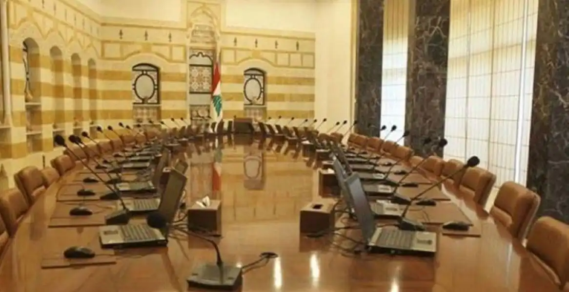 مجلس الوزراء قاعة فارغة