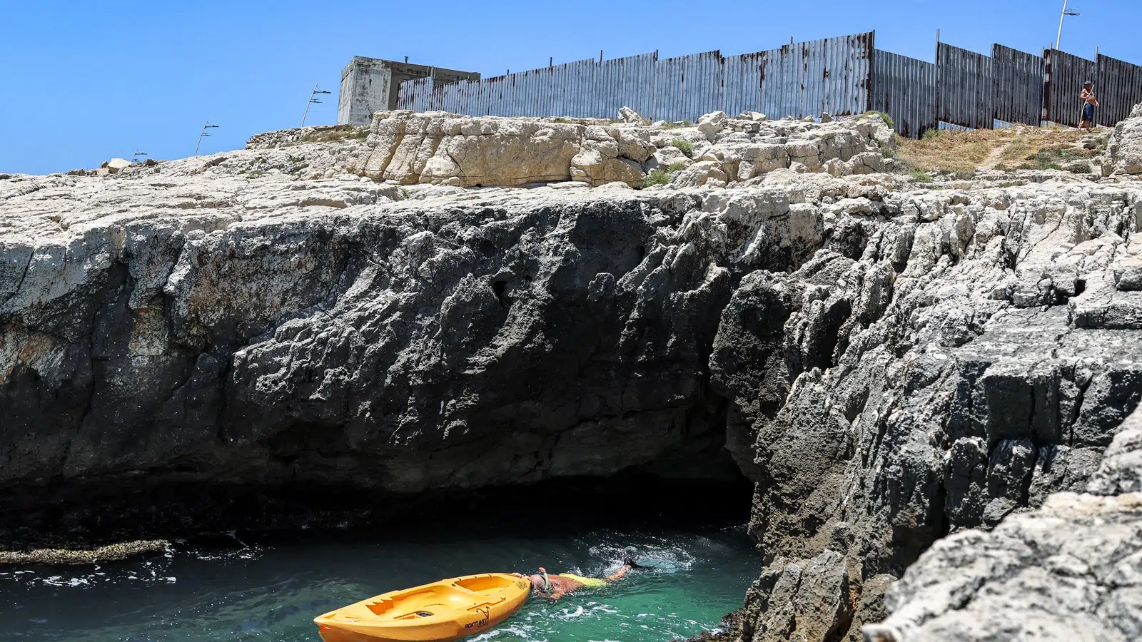 بالفيديو- إعتصام في عمشيت بسبب محاولة صبّ الباطون فوق مغارة الفقمة