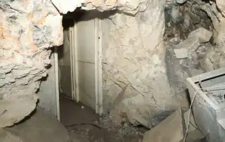 قال مصدر رسمي لـ «الأنباء»: «تخفيف الاحتقان وتبديد الأجواء الضاغطة، ومعها التهويل بالحرب سيكون عنوان التحرك في الأسابيع المقبلة، مع التأكيد على ان التعهدات التي التزمتها الدولة اللبنانية في بيانها الوزاري، ومنها مهلة نهاية السنة لسحب السلاح وحصره بإدارة الأجهزة الشرعية للدولة، قد وضعت من قبل الحكومة اللبنانية على نار حامية، ولم تفرض عليها من أي جهة خارجية. وجاءت المبادرة نتيجة قرارات حكومية، وتنفيذا لخطة وضعها الجيش اللبناني بناء لطلب الحكومة، ووفقا للمعطيات الميدانية وقدرته على تنفيذ ما هو مطلوب منه». وأكد المصدر «ان طبيعة تكوين لبنان الطائفية وموقعه الجغرافي ودوره السياسي في الإقليم، يمنع أي قوة خارجية سواء كانت إقليمية أو دولية ان تحكمه، كذلك لا يمكن ان يخضع لـ «أجندات» خارجية، ذلك ان التجارب القريبة والبعيدة أثبتت سقوط كل هذه المحاولات. لبنان لا يحكم الا بالتفاهم والتوافق بين مكوناته الداخلية». وتوقع المصدر ان يكون التحرك الجديد للموفدة الأميركية مورغان اورتاغوس تحت شعار العمل على تبريد الأجواء السياسية، ومحاولة تهيئة الأرضية الصالحة للمفاوضات وفقا لاتفاق وقف اطلاق النار ولقرار مجلس الامن 1701. توازيا، تحدثت مصادر سياسية لـ «الأنباء» عن انه تم توضيح الكثير من الأمور حول الموقف الأميركي من الجيش اللبناني، والإجابة على الكثير من التساؤلات التي كانت مطروحة خلال الزيارة الأخيرة للسفير الأميركي ميشال عيسى إلى قصر بعبدا. واعتبرت المصادر ان الجيش اللبناني، وفي ظل الحملة الإعلامية والسياسية المنظمة التي تشنها إسرائيل عليه، قد وجه ردا محكما لتبديد هذه الأجواء، من خلال جولة واسعة لوسائل الاعلام المحلية والدولية على مناطق استراتيجية وحيوية في جنوب الليطاني. وأتاح للإعلام نقل ما حققه ميدانيا، بعرضه الانفاق التي تمت السيطرة عليها وبدخول «كاميرات» وسائل الاعلام إلى هذه الانفاق. ووضع أمام الإعلام والرأي العام ما حققه خلال الفترة الماضية، وخصوصا لجهة الانفاق التي وضع اليد عليها ووصلت إلى 177 نفقا، كما تم ضبط 566 راجمة صواريخ، مع تنفيذ عشرات الآلاف من المهمات وتثبيت 200 مركز للجيش في جنوب الليطاني، ونفي كل ما يتردد عن تهريب للسلاح إلى تلك المنطقة. وأعلن الجيش غلق المعابر غير الشرعية التي تفصل جنوب الليطاني عن شماله وعددها 11 معبرا، مؤكدا انه يمسك بقرار الأمن في المنطقة، وليس بحاجة إلى تمديد مهلة الثلاثة اشهر التي طلبها من مجلس الوزراء في سبتمبر الماضي، والتي تنتهي بعد ايام.