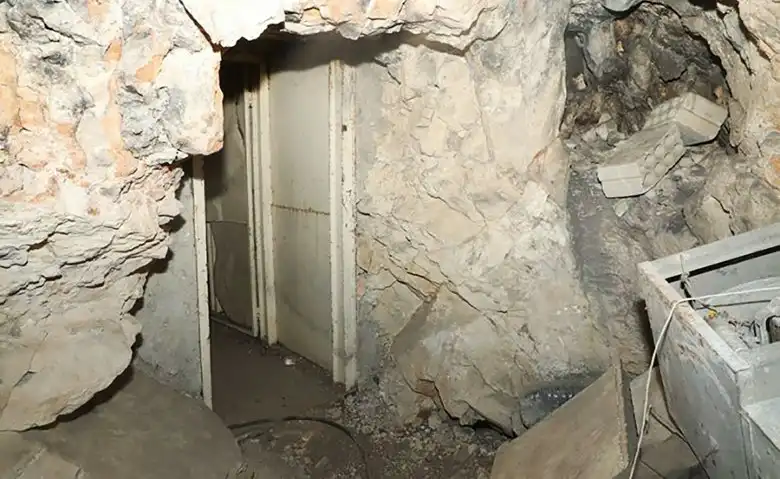 نفق زبقين الذي أتاح الجيش للإعلاميين الدخول إليه جنوب الليطاني قال مصدر رسمي لـ «الأنباء»: «تخفيف الاحتقان وتبديد الأجواء الضاغطة، ومعها التهويل بالحرب سيكون عنوان التحرك في الأسابيع المقبلة، مع التأكيد على ان التعهدات التي التزمتها الدولة اللبنانية في بيانها الوزاري، ومنها مهلة نهاية السنة لسحب السلاح وحصره بإدارة الأجهزة الشرعية للدولة، قد وضعت من قبل الحكومة اللبنانية على نار حامية، ولم تفرض عليها من أي جهة خارجية. وجاءت المبادرة نتيجة قرارات حكومية، وتنفيذا لخطة وضعها الجيش اللبناني بناء لطلب الحكومة، ووفقا للمعطيات الميدانية وقدرته على تنفيذ ما هو مطلوب منه». وأكد المصدر «ان طبيعة تكوين لبنان الطائفية وموقعه الجغرافي ودوره السياسي في الإقليم، يمنع أي قوة خارجية سواء كانت إقليمية أو دولية ان تحكمه، كذلك لا يمكن ان يخضع لـ «أجندات» خارجية، ذلك ان التجارب القريبة والبعيدة أثبتت سقوط كل هذه المحاولات. لبنان لا يحكم الا بالتفاهم والتوافق بين مكوناته الداخلية». وتوقع المصدر ان يكون التحرك الجديد للموفدة الأميركية مورغان اورتاغوس تحت شعار العمل على تبريد الأجواء السياسية، ومحاولة تهيئة الأرضية الصالحة للمفاوضات وفقا لاتفاق وقف اطلاق النار ولقرار مجلس الامن 1701. توازيا، تحدثت مصادر سياسية لـ «الأنباء» عن انه تم توضيح الكثير من الأمور حول الموقف الأميركي من الجيش اللبناني، والإجابة على الكثير من التساؤلات التي كانت مطروحة خلال الزيارة الأخيرة للسفير الأميركي ميشال عيسى إلى قصر بعبدا. واعتبرت المصادر ان الجيش اللبناني، وفي ظل الحملة الإعلامية والسياسية المنظمة التي تشنها إسرائيل عليه، قد وجه ردا محكما لتبديد هذه الأجواء، من خلال جولة واسعة لوسائل الاعلام المحلية والدولية على مناطق استراتيجية وحيوية في جنوب الليطاني. وأتاح للإعلام نقل ما حققه ميدانيا، بعرضه الانفاق التي تمت السيطرة عليها وبدخول «كاميرات» وسائل الاعلام إلى هذه الانفاق. ووضع أمام الإعلام والرأي العام ما حققه خلال الفترة الماضية، وخصوصا لجهة الانفاق التي وضع اليد عليها ووصلت إلى 177 نفقا، كما تم ضبط 566 راجمة صواريخ، مع تنفيذ عشرات الآلاف من المهمات وتثبيت 200 مركز للجيش في جنوب الليطاني، ونفي كل ما يتردد عن تهريب للسلاح إلى تلك المنطقة. وأعلن الجيش غلق المعابر غير الشرعية التي تفصل جنوب الليطاني عن شماله وعددها 11 معبرا، مؤكدا انه يمسك بقرار الأمن في المنطقة، وليس بحاجة إلى تمديد مهلة الثلاثة اشهر التي طلبها من مجلس الوزراء في سبتمبر الماضي، والتي تنتهي بعد ايام.