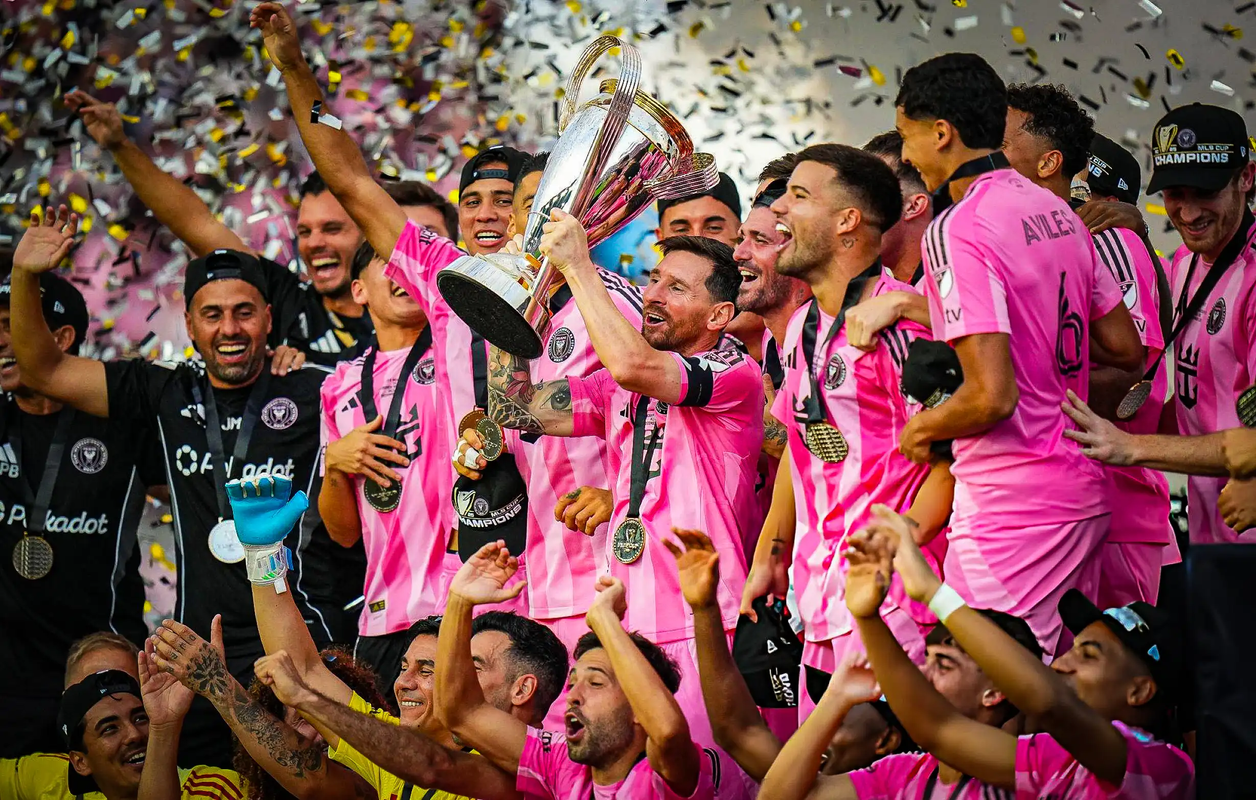 20251207_011008 حيثما وُجد ميسي… التاريخ يحضر والكؤوس تتبع