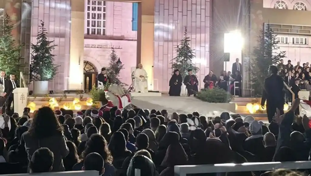 بالفيديو- أحد الحضور يتجاوز الأمن ليقترب من البابا لاوون خلال اللقاء في بكركي