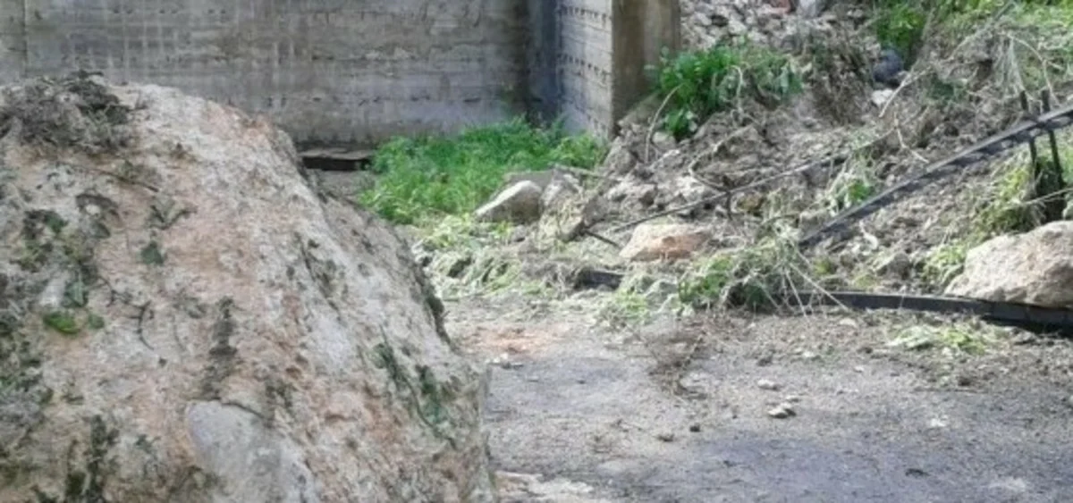 انزلاق التربة طريق جزين باتر