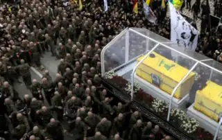 كشفت القناة 14 الإسرائيلية، أن المبعوثة الأميركية مورغان أورتاغوس التي كانت تزور الدولة العبرية، قبيل تشييع الأمين العام لـ«حزب الله» السيد حسن نصرالله، اقترحت قصف مراسم التشييع في المدينة الرياضية في العاصمة اللبنانية بذريعة استهداف قياديين في الحزب. وأضافت أن الجانب الإسرائيلي لم يأخذ بنصيحتها وقرّر عدم مهاجمة التشييع رغم تحليق الطائرات الحربية فوق بيروت وضاحيتها الجنوبية. https://www.alraimedia.com/article/1748863/خارجيات/العرب-والعالم/إعلام-إسرائيلي-أورتاغوس-اقترحت-قصف-مراسم-تشييع-نصرالله