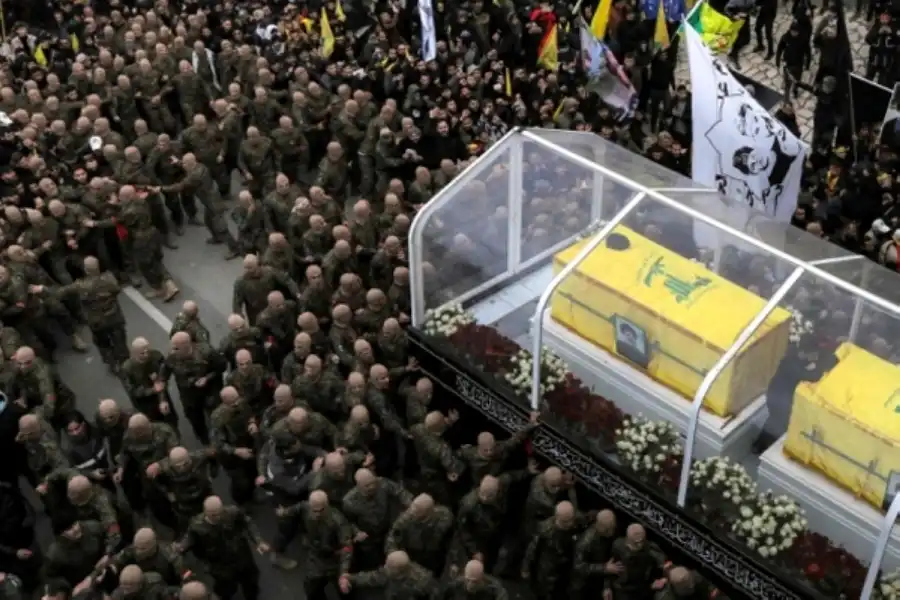 كشفت القناة 14 الإسرائيلية، أن المبعوثة الأميركية مورغان أورتاغوس التي كانت تزور الدولة العبرية، قبيل تشييع الأمين العام لـ«حزب الله» السيد حسن نصرالله، اقترحت قصف مراسم التشييع في المدينة الرياضية في العاصمة اللبنانية بذريعة استهداف قياديين في الحزب. وأضافت أن الجانب الإسرائيلي لم يأخذ بنصيحتها وقرّر عدم مهاجمة التشييع رغم تحليق الطائرات الحربية فوق بيروت وضاحيتها الجنوبية. https://www.alraimedia.com/article/1748863/خارجيات/العرب-والعالم/إعلام-إسرائيلي-أورتاغوس-اقترحت-قصف-مراسم-تشييع-نصرالله