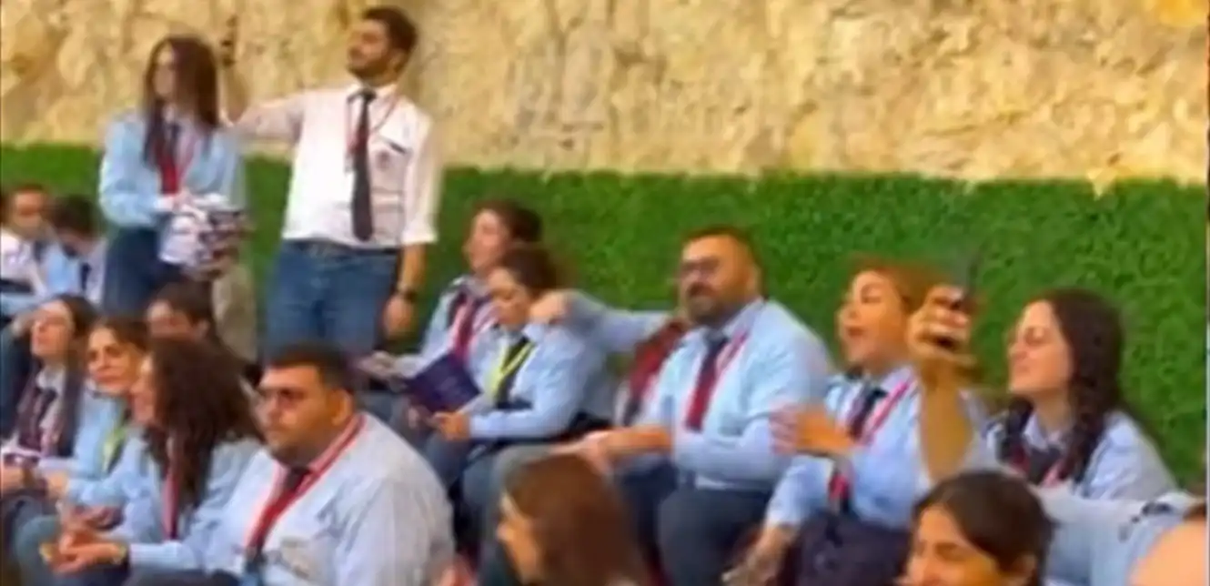 بالفيديو- شبيبة لبنان يرنّمون من بكركي: منحبك بابا لاوون