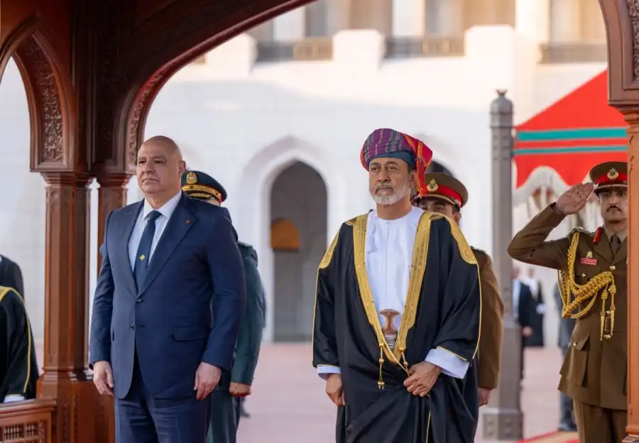 هيثم بن طارق مستقبلاً عون في مسقط