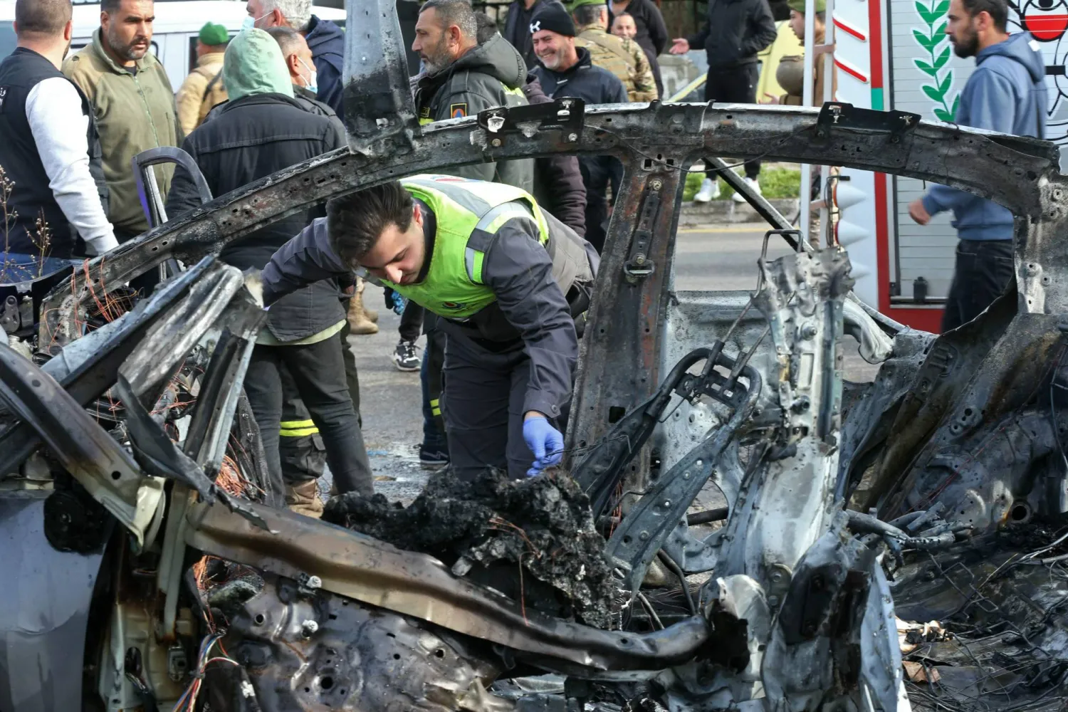 سيارة استهدفتها غارة إسرائيلية بمنطقة الزهراني