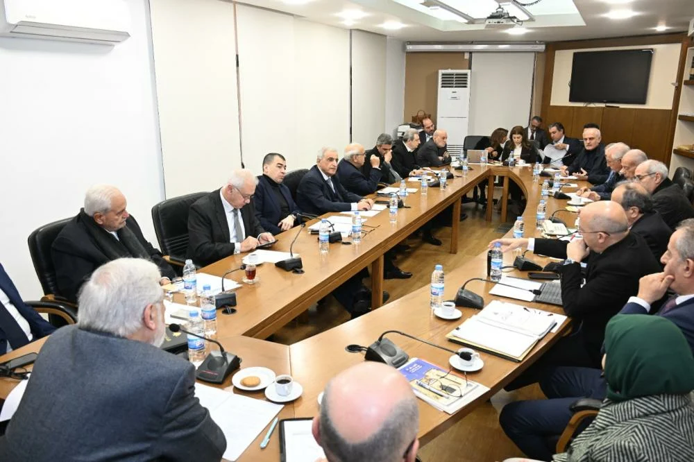 طاولة لجنة الدفاع