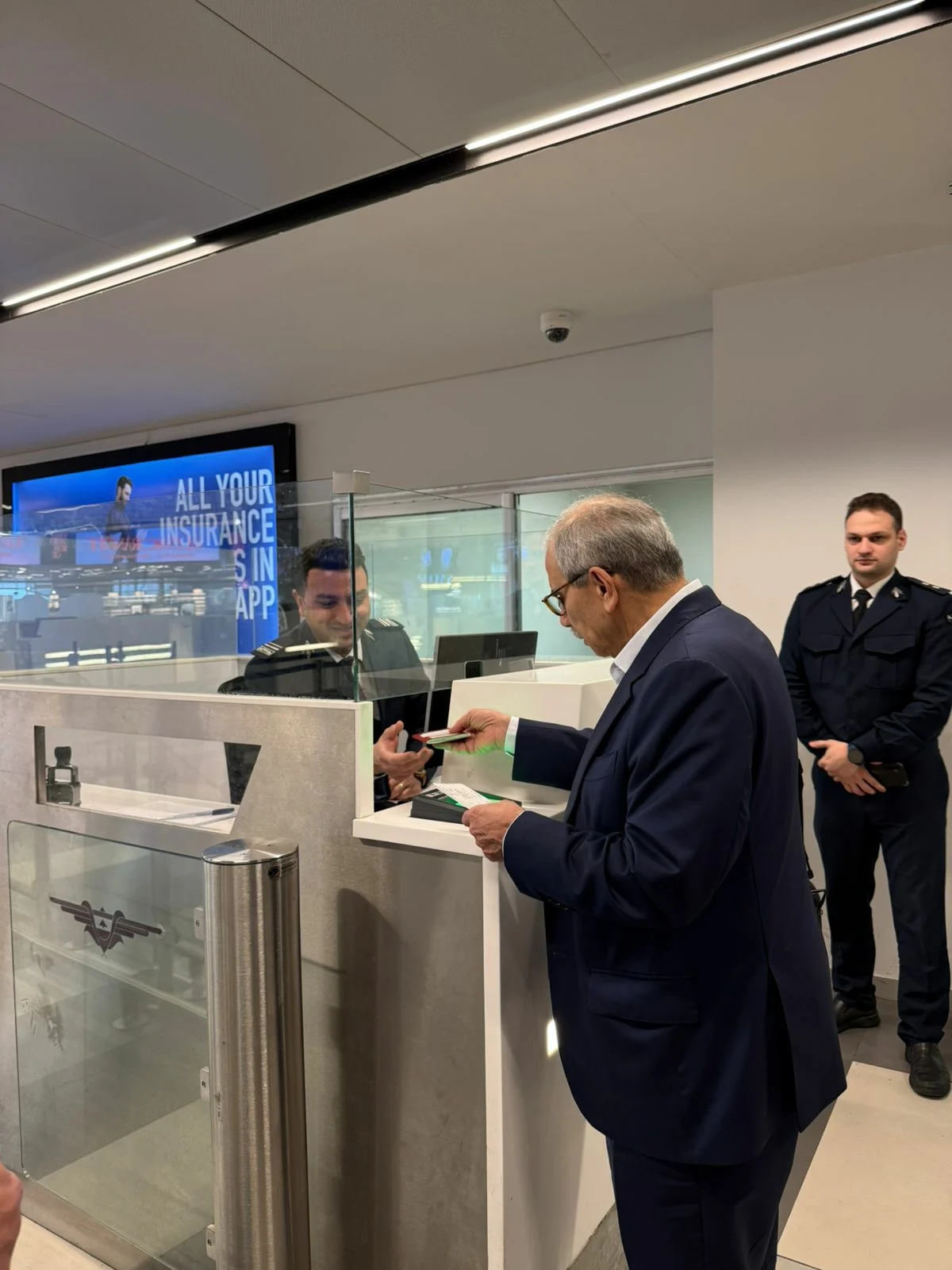 سلام في المطار