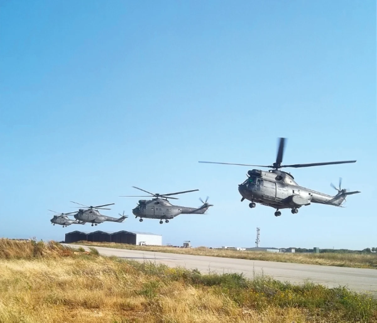 مروحيات تهبط في قاعدة حامات الجوية