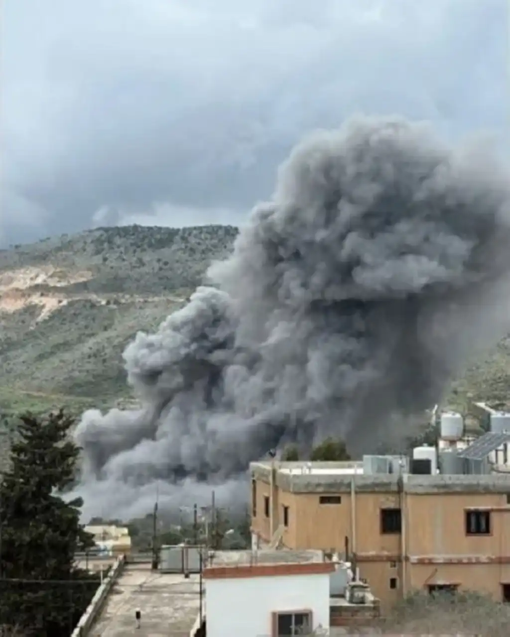 دخان غارة إسرائيلية على جسر الدلافة