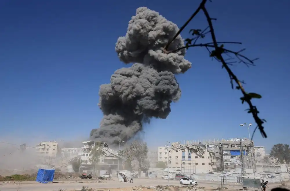 GazaSmokerisesfollowinganIsraelistrikeonametalfoundryinGazaCityJuly122026_161822